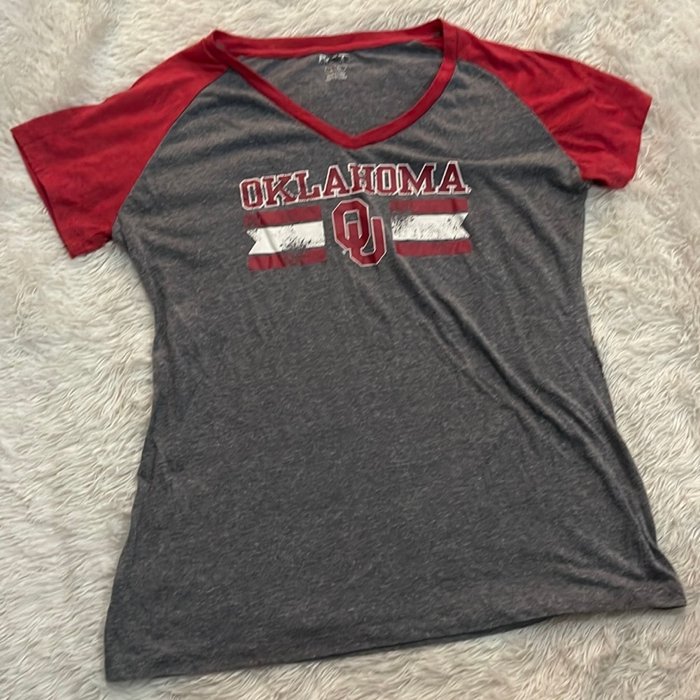 Jrs OU Sooners vneck tshirt L